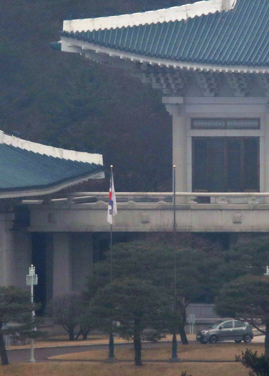 12일 청와대 본관에 위치한 국기 게양대에는 대통령을 상징하는 봉황기는 내려져 있고 태극기만 걸려 있다. 청와대는 박근혜 전 대통령에 대한 헌법재판소의 파면선고가 내려진 지난 10일부터 봉황기를 게양하지 않고 있는 것으로 알려졌다. 청와대 관계자는 헌재의 파면 결정으로 현직 대통령이 부재한 상태기 때문에 이 같은 조치를 했다고 설명했다.    연합뉴스